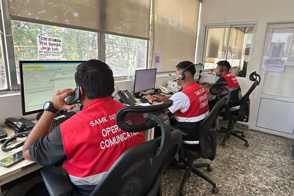 Operadores del centro de comunicaciones del SAME 107 Jujuy atendiendo llamados