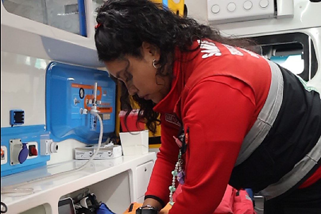Profesional del SAME 107 Jujuy preparando el equipamiento dentro de una ambulancia